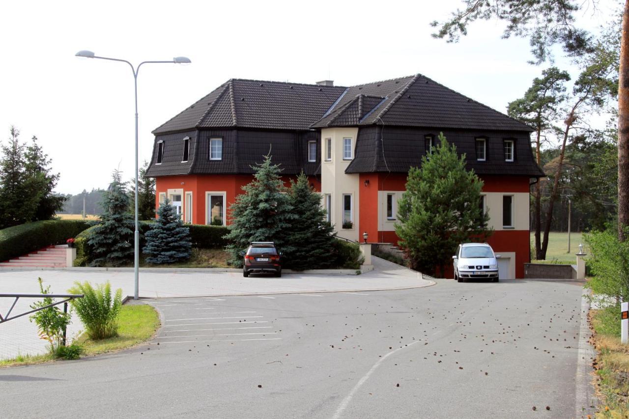 Penzion V Zalesi Hotel Mlada Boleslav Exterior photo